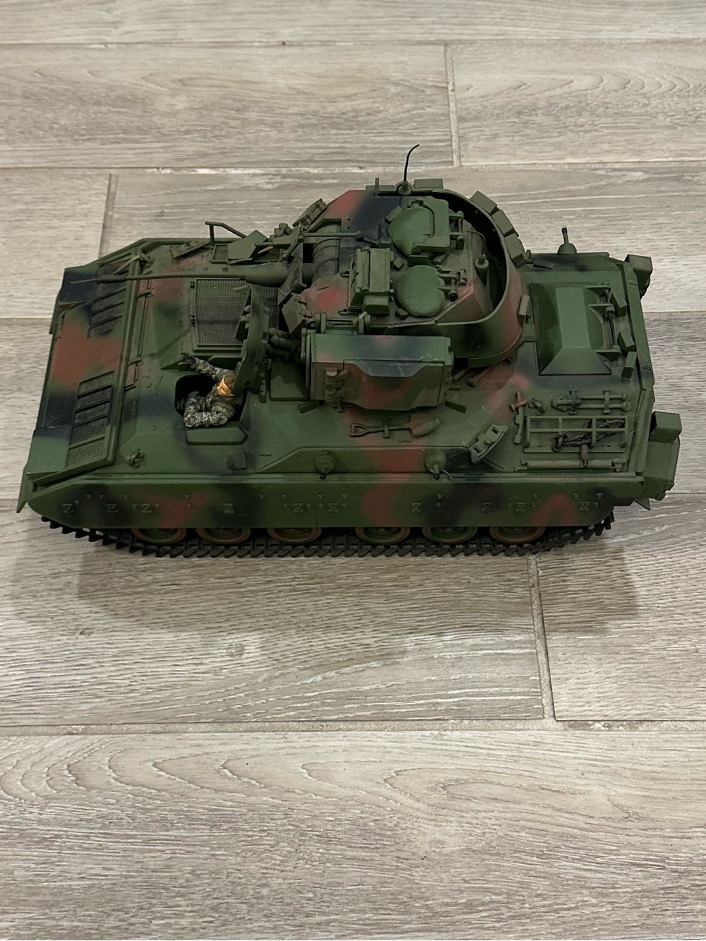 VTG 21st Century Toys Ultimate Soldier 1:18 WWII M4 Sherman Tank w/ Crew Figure